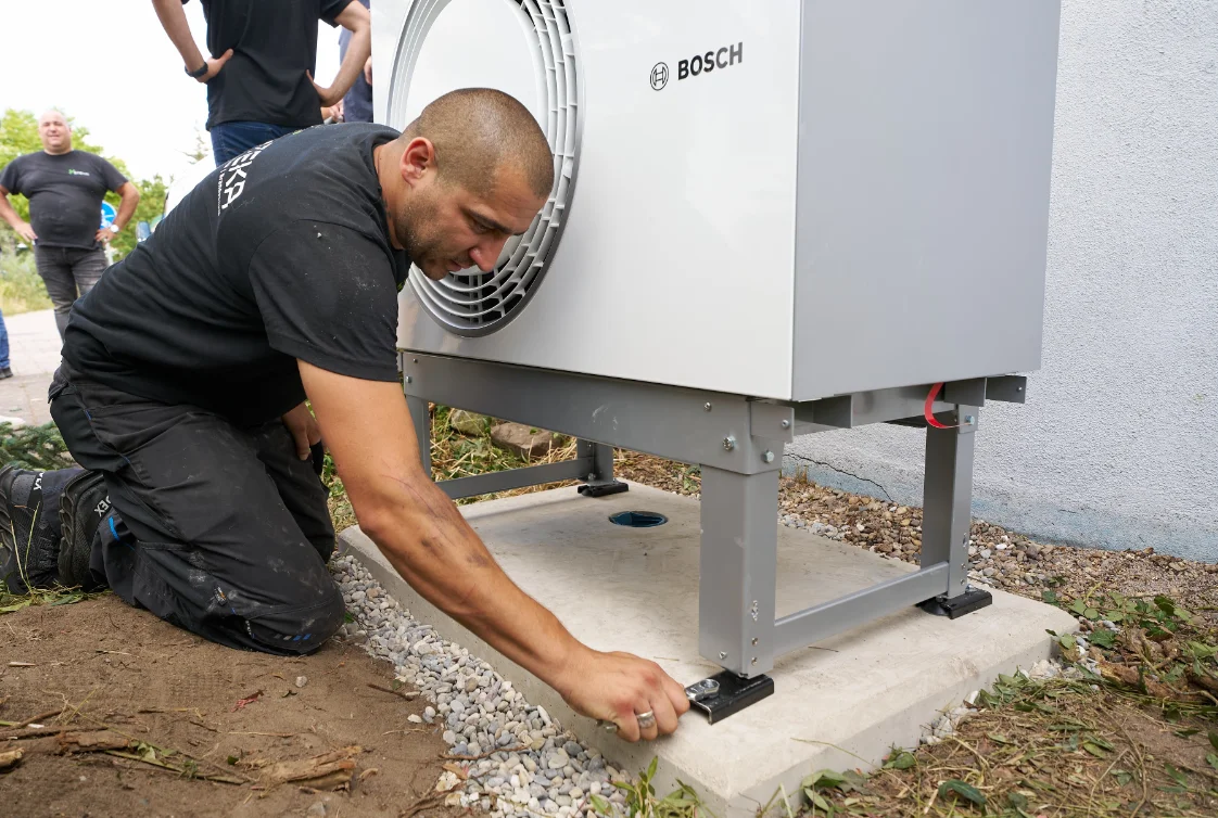 Monteure von Ay-Haustechnik bei der Installation einer Wärmepumpe