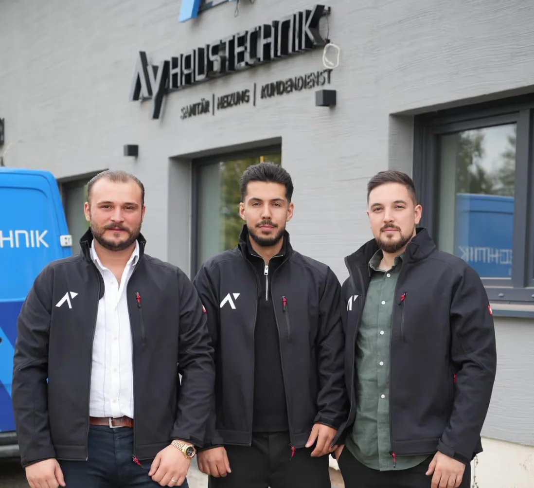 Team von Ay-Haustechnik mit Firmenwagen in Kassel